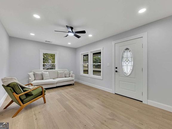 4th image of 40 Paris Dr SW