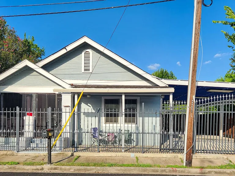 2222 Hogg St — Photo 2