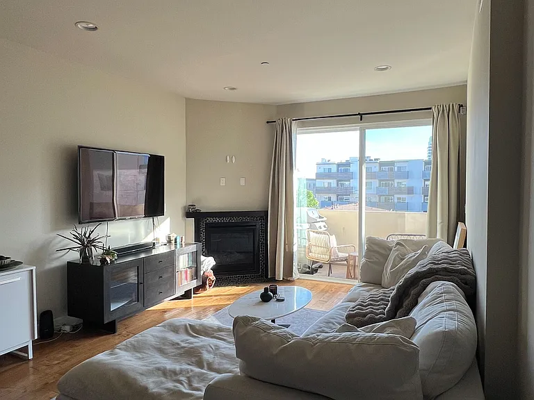1235 Granville Ave — Photo 3