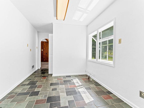 5th image of 1000 Brown St