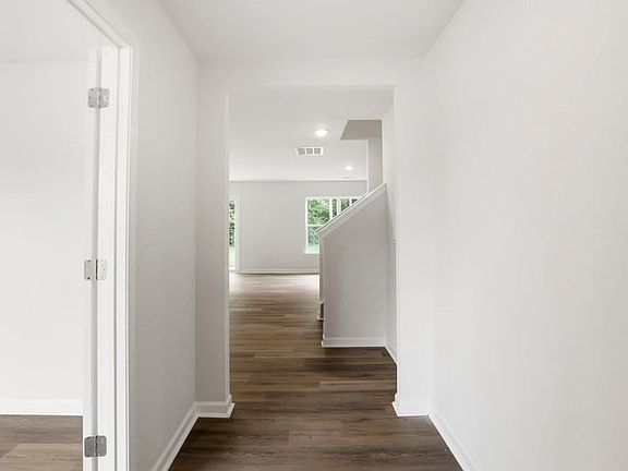 5th image of 135 Cades Cove Dr