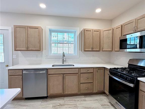 5th image of 2305 W Allen St
