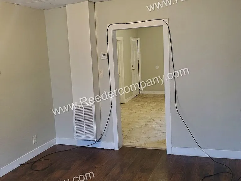 4915 Homerlee Avenue — Photo 9