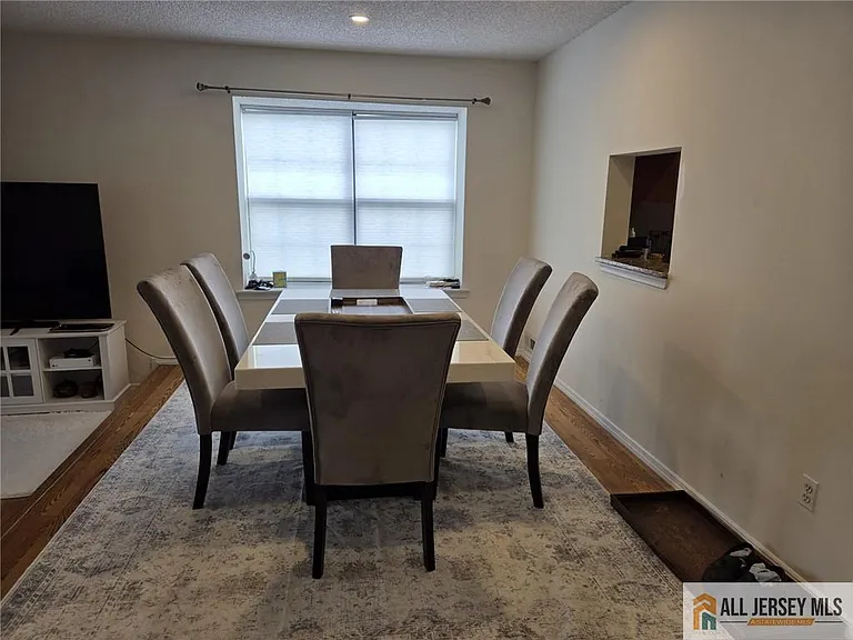 508 Brokaw Ct — Photo 2