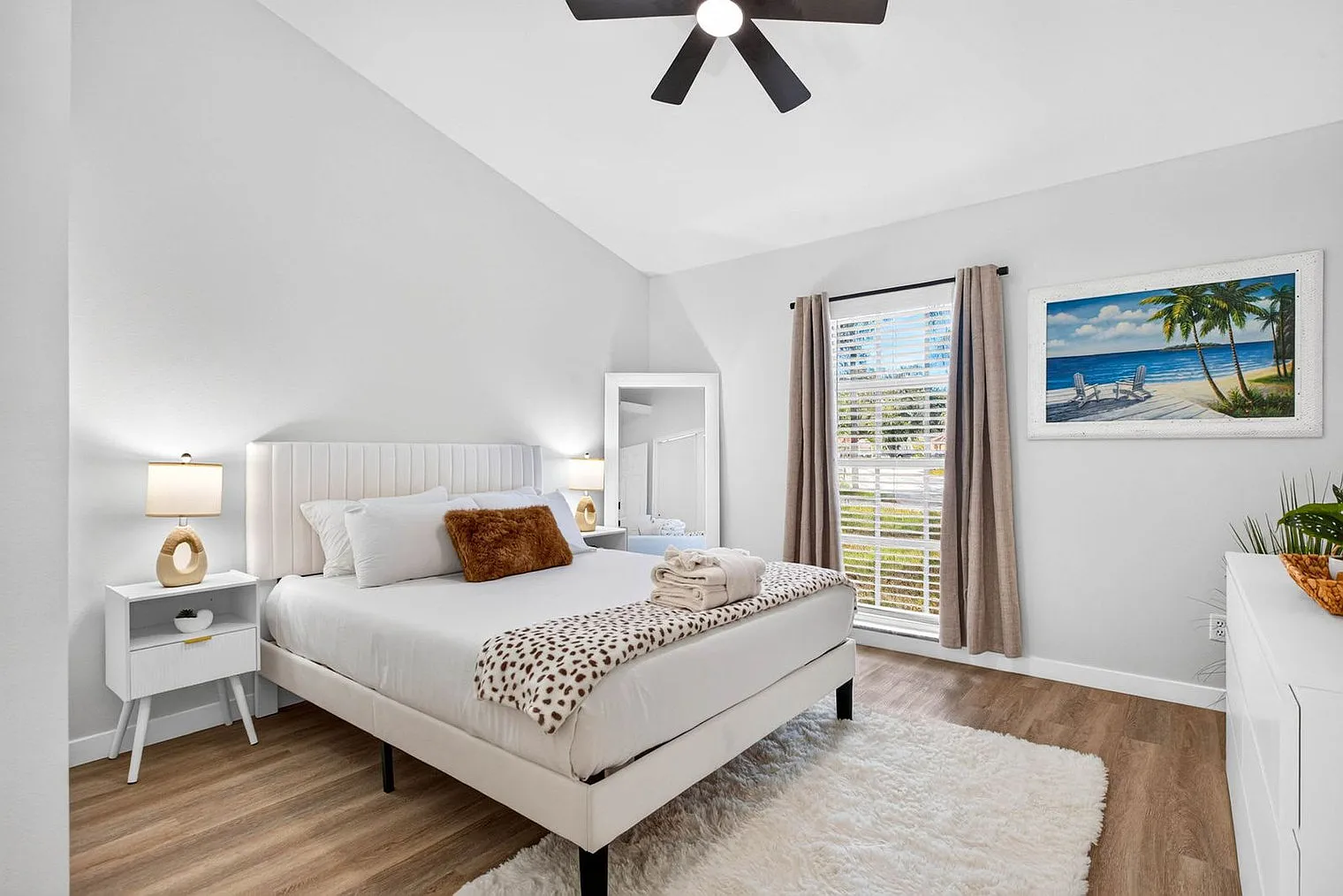 3 bed, 2.0 bath, 1194 sqft, $4,504 — Photo 3