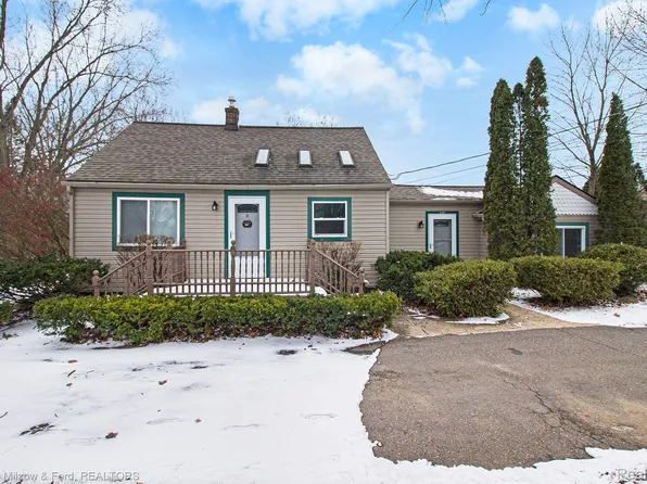 6479 Simmons Rd, Waterford, MI 48327