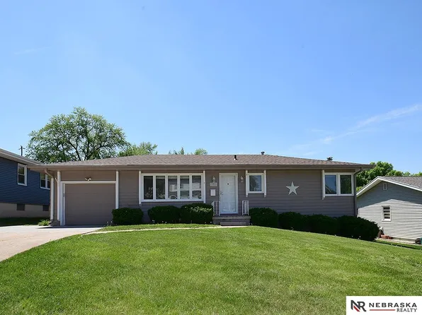 8009 Valley St, Omaha, NE 68124