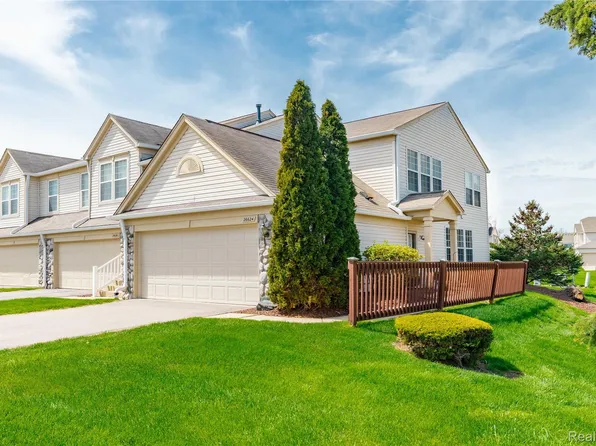 26624 Kirkway Cir, Woodhaven, MI 48183