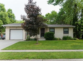 16 Gleason Dr, Iowa City, IA 52240