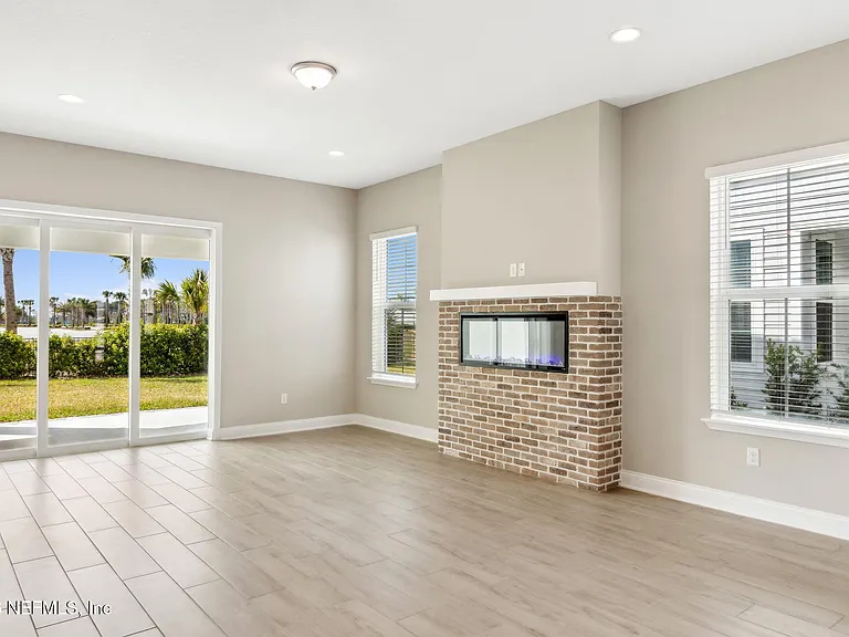 571 Marquesa Cir — Photo 2