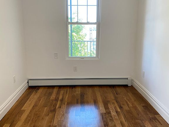 5th image of 286 Logan Ave