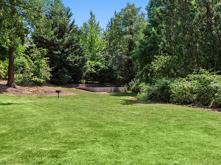 Montclair Terrace — Photo 17