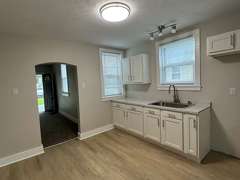 2903 S Elm St — Photo 9