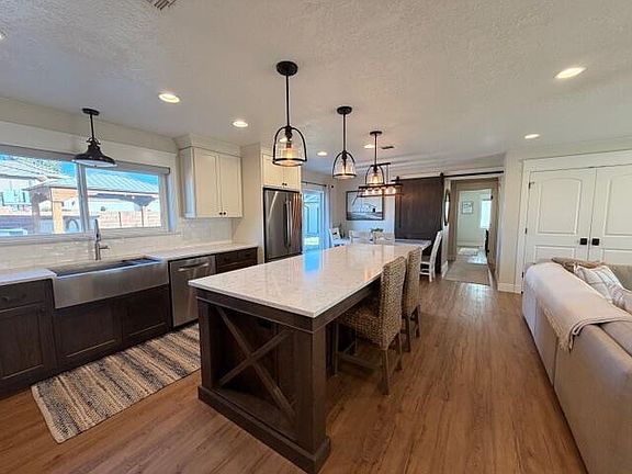 5th image of 1442 W Diamond Valley Dr