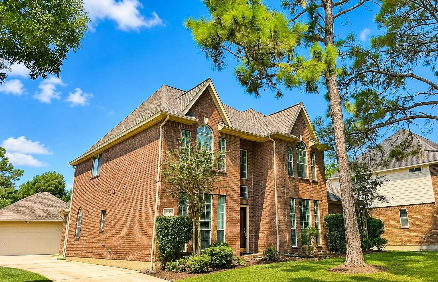 4 bed, 2.5 bath, 2876 sqft, $2,850 — Photo 1
