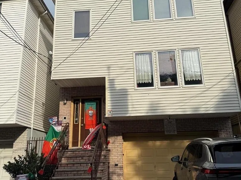 76 Van Buren St #2 — Photo 1