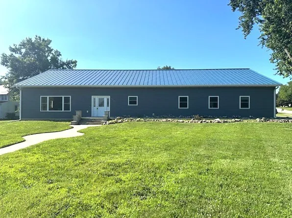 832 E Main St, Central City, IA 52214