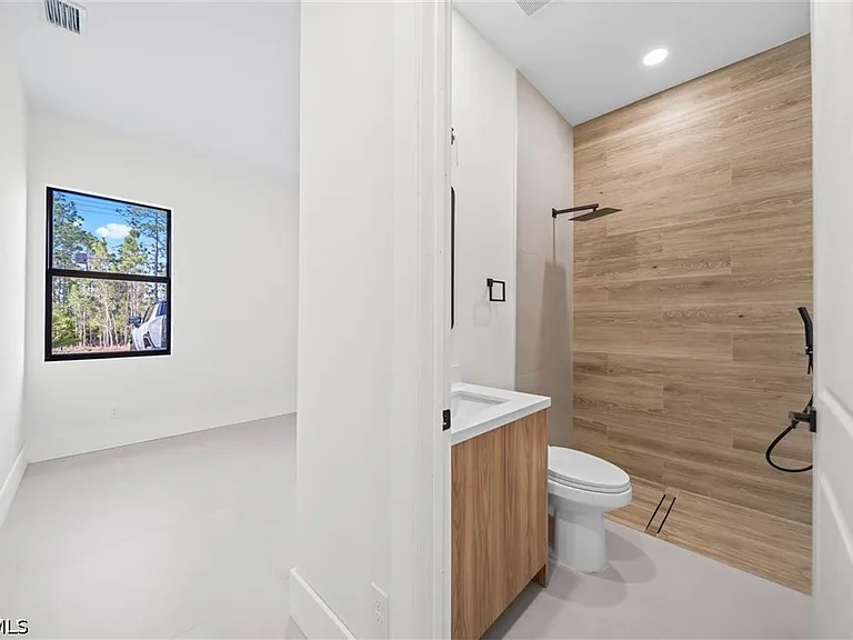 1805 W 10th St — Photo 23