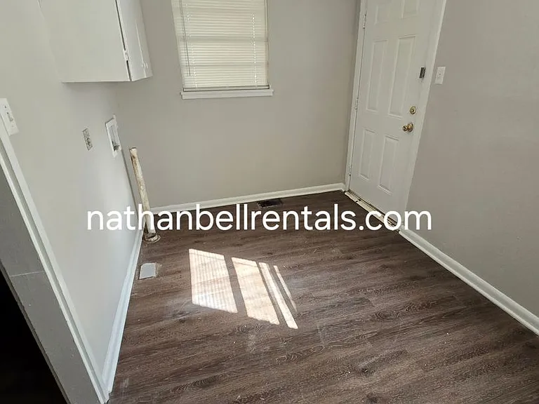 1295 E Houston St — Photo 10
