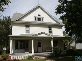 304 E 1st St, Plankinton, SD 57368