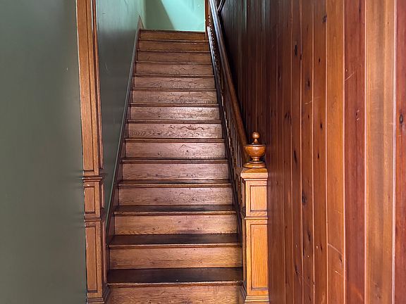 Foyer and entrance way to 2nd floor apartment