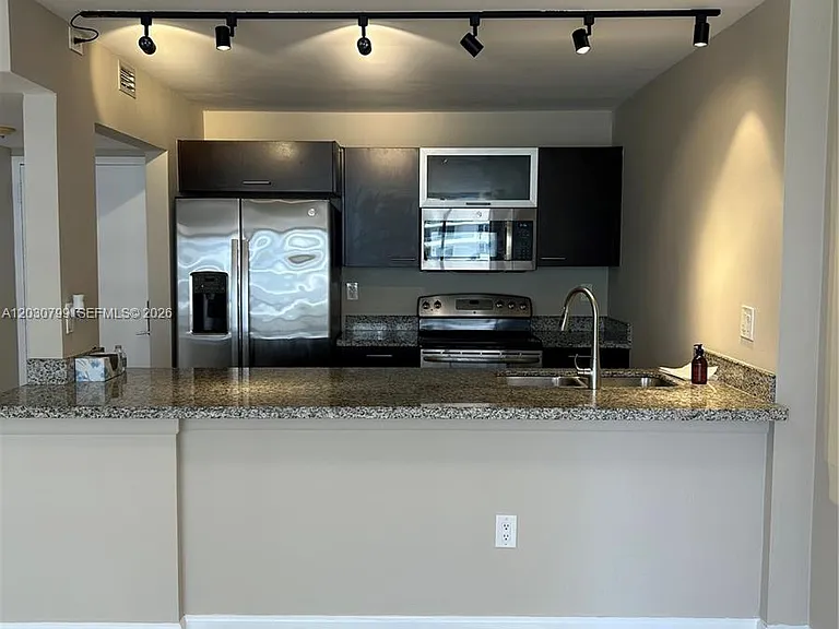 600 NE 36th St #417 — Photo 9