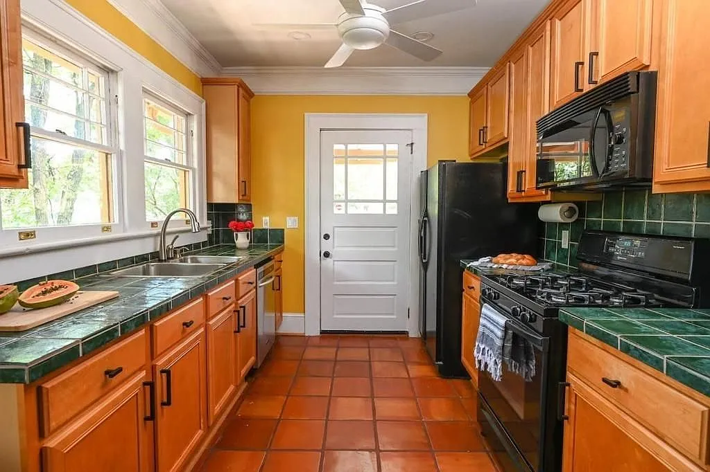 3 bed, 3.0 bath, 2056 sqft, $5,800 — Photo 3