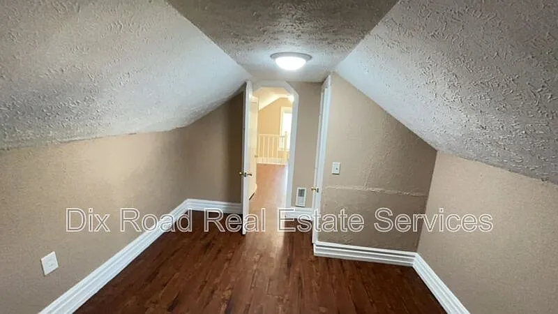 3 bed, 1.0 bath, 874 sqft, $1,275 — Photo 4