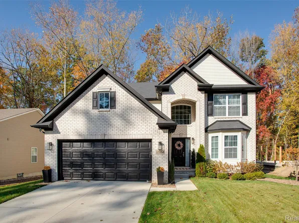 17956 Tall Oaks Ct, New Boston, MI 48164