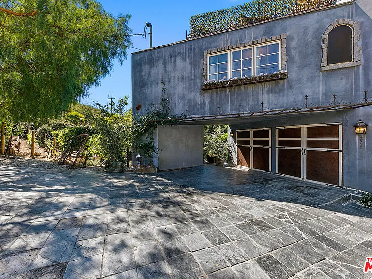2851 Seabreeze Dr — Photo 2