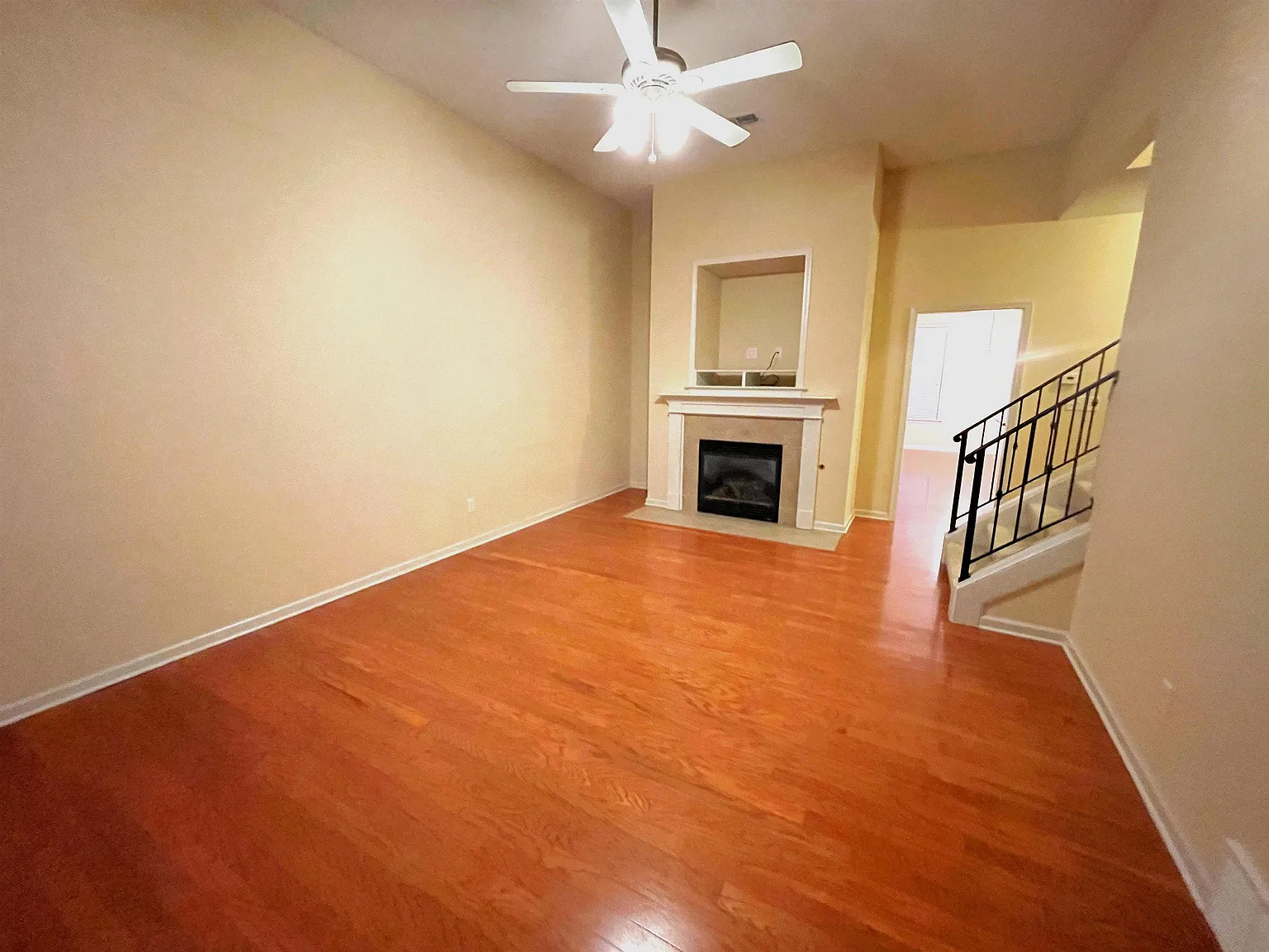 3 bed, 2.5 bath, 1867 sqft, $2,100 — Photo 2