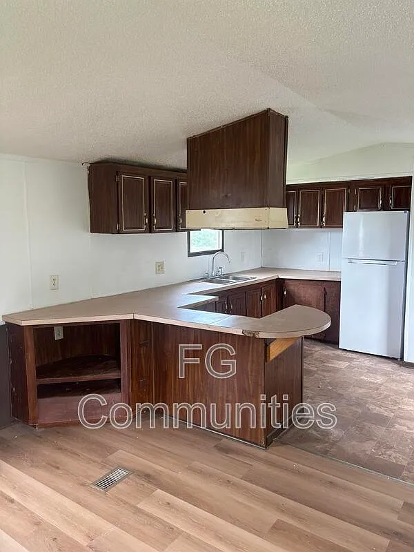 3 bed, 2.0 bath, $995 — Photo 2