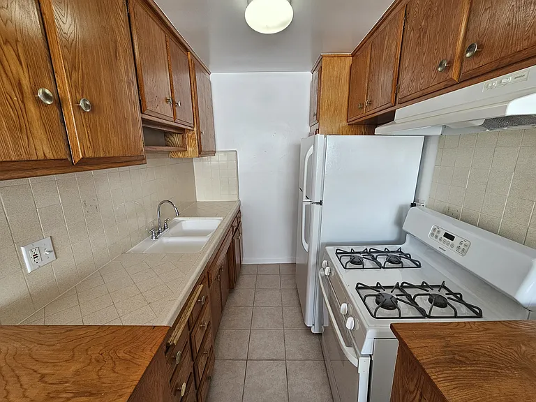 910 N Orange Grove Ave — Photo 7
