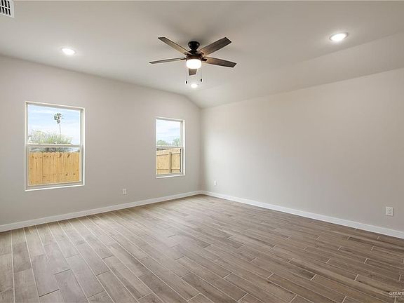 5th image of 4912 Oleander Ave