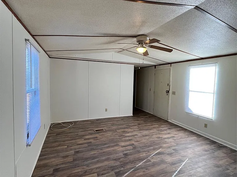216 Tall Pines Ln — Photo 2