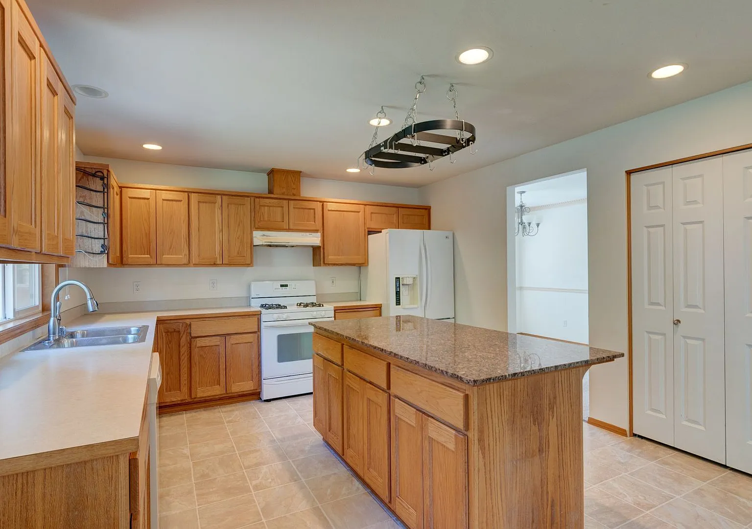 4 bedroom 2.5 bath Home — Photo 4
