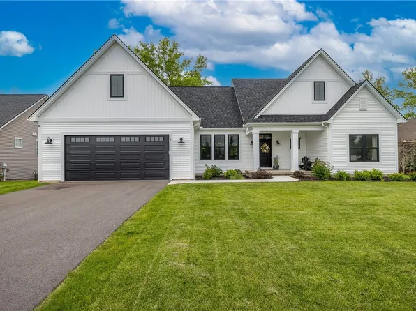 8 Colten Ct, Webster, NY 14580