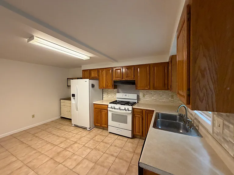 50 Lincoln Ave #1-R — Photo 5