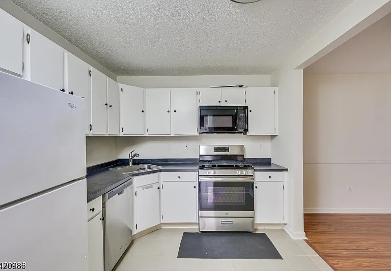 69 Amberly Ct — Photo 7