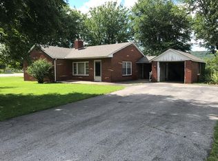 106 E 7th St, Livingston, TN 38570