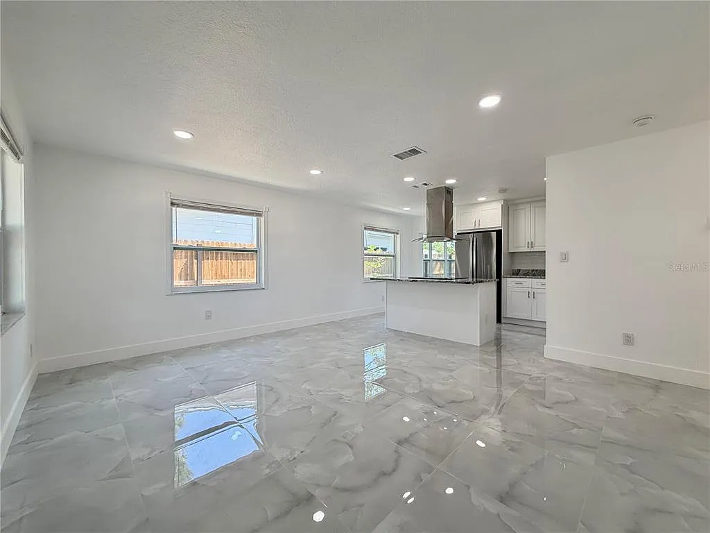 2 bed, 1.0 bath, 972 sqft, $2,400 — Photo 2
