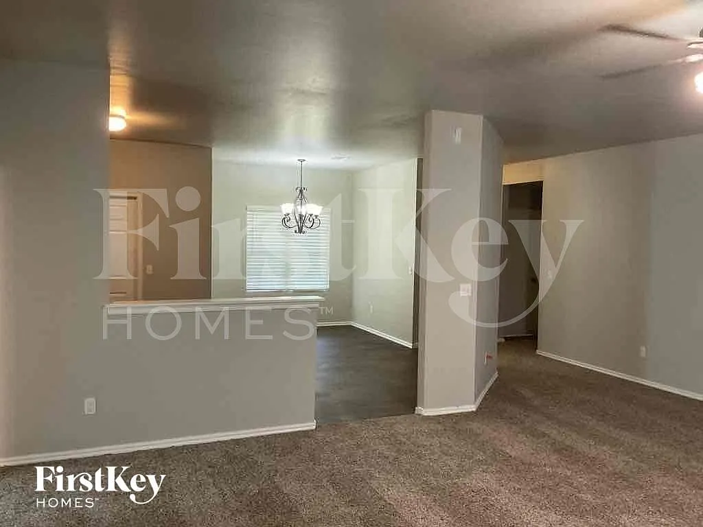 3 bed, 2.0 bath, 1716 sqft, $2,160 — Photo 4
