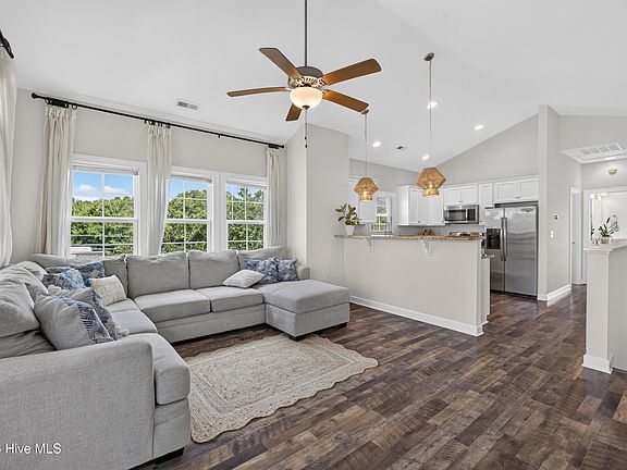 4th image of 202 Bridgeview Court #A