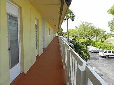 4th image of 560 SE 2nd Ave APT H28