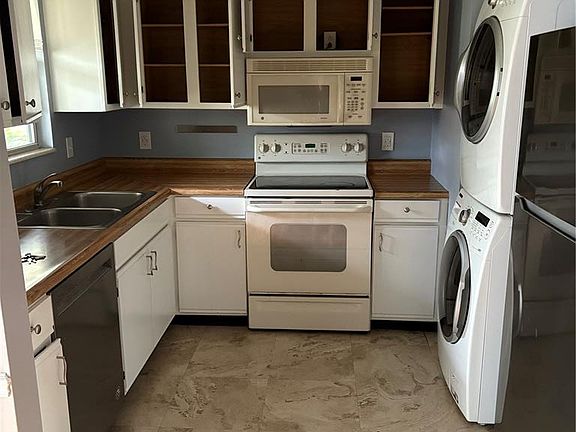 4th image of 1520 E Swan Cir