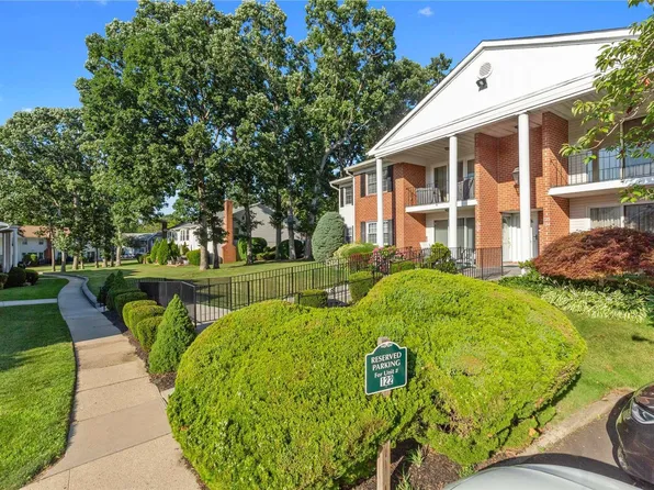 125 Santa Barbara Drive #125, Plainview, NY 11803