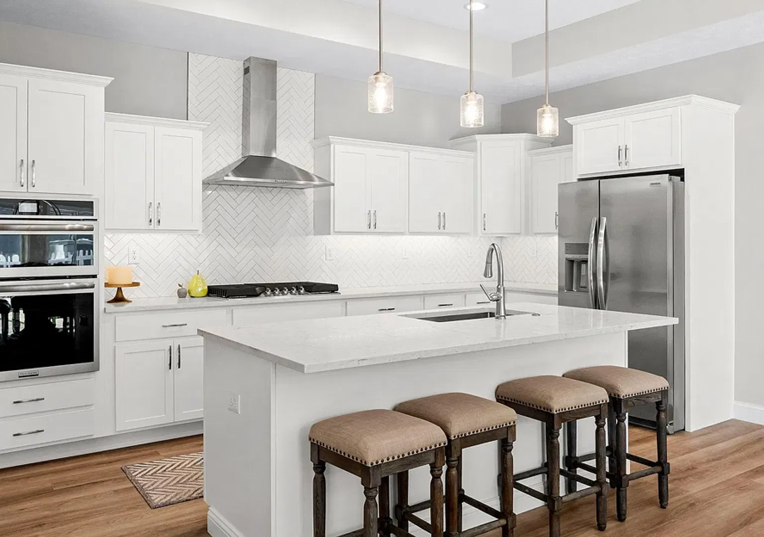 Luxury 2-Bedroom Home with Gourmet Kitchen & Exclusive Amenities! — Photo 2