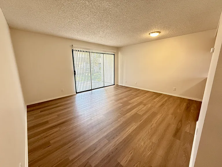 Country Club Creekside Apartments — Photo 11