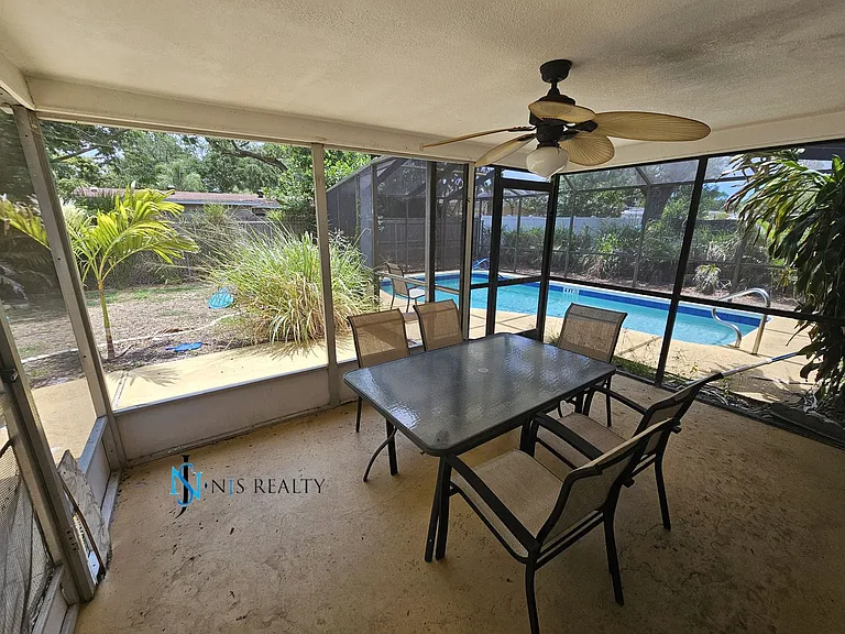 2173 Gladys St — Photo 14