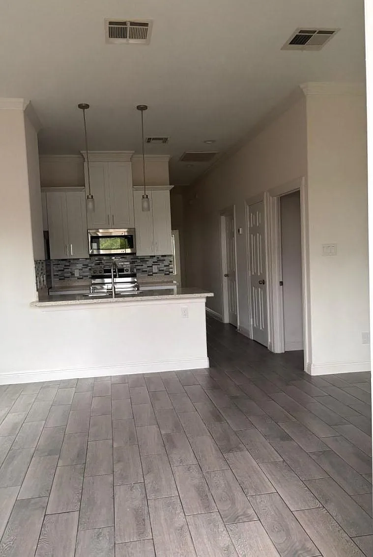 3 bed, 2.0 bath, 1165 sqft, $1,650 — Photo 3